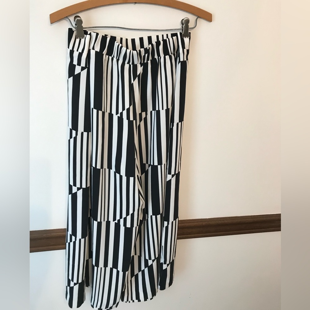Wide legged pattern pants
